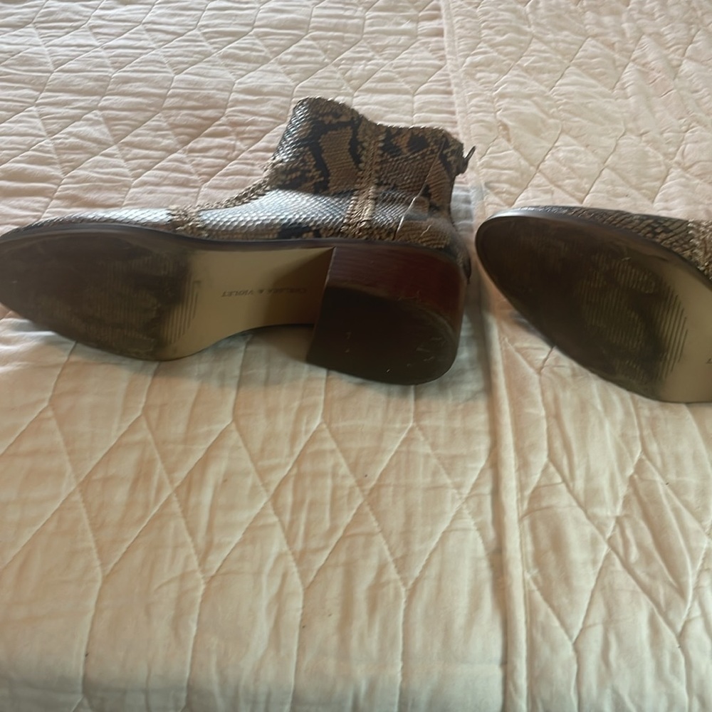 CHELSEA & VIOLET Women’s Snake Print Lucy Boots Size 8.5 - Picture 4 of 4